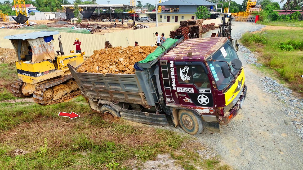 Be watchful Incredible Landfill!! Dump Truck Back Uploading Stuck, Dozer KOMATSU push soil, Mix VDO 