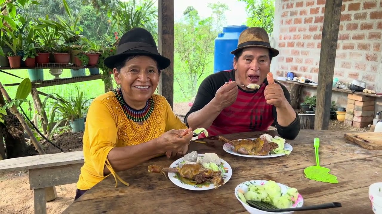 Almorzando un rico gallo criollo en nuestra finca| Doña Delfina