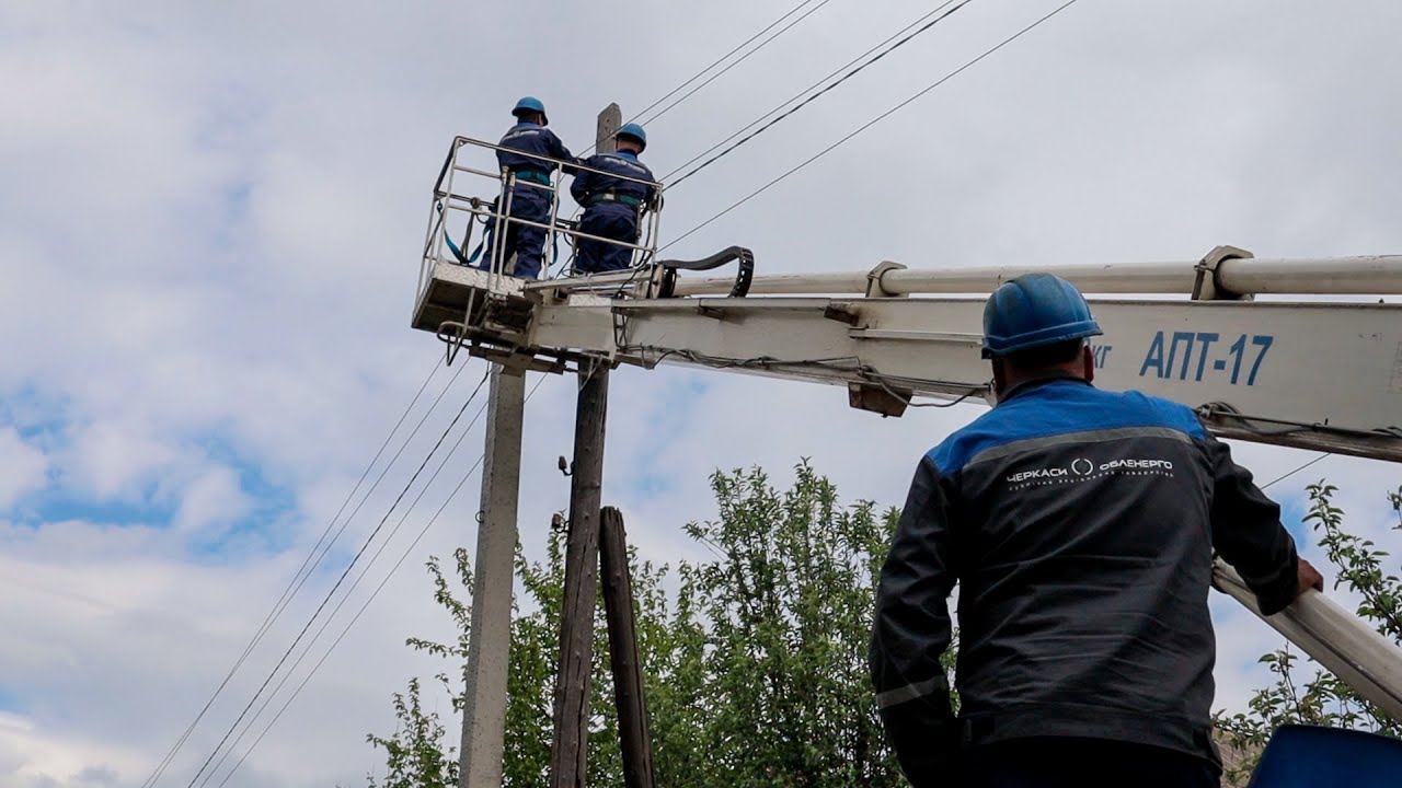 На Канівщині енергетики проводять капітальний ремонт повітряної лінії