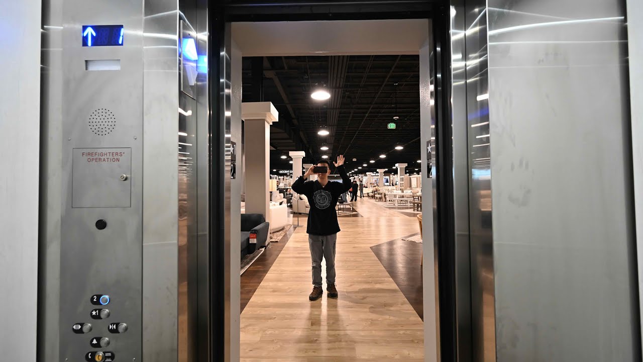 Френдсвуд, Техас: Гидравлический лифт TK установлен в здании Living Spaces, бывшем торговом центр...