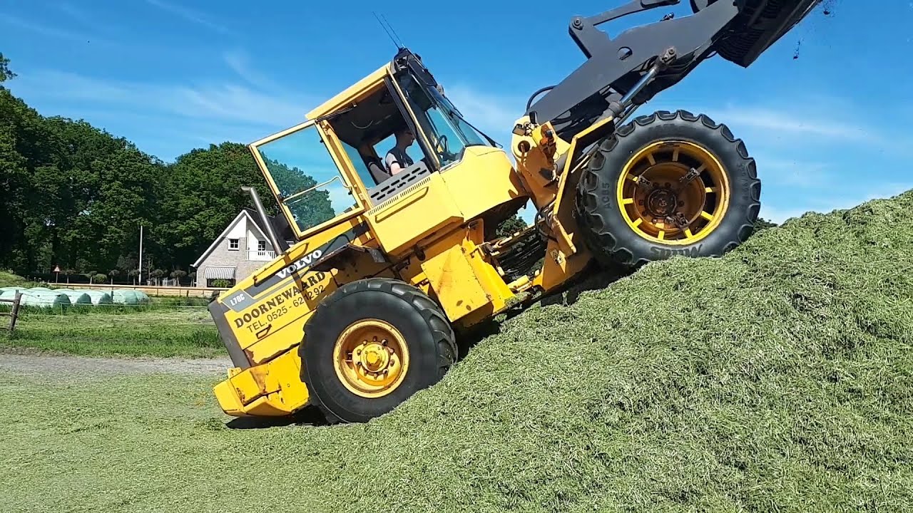VOLVO SHOVEL moet STIJL tegen de hoge bult met gras op!! | Boer Gerrit vlogt