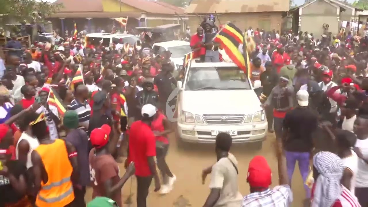 Kyagulanyi ayuguumizza Mbale, abawagizi be bamwanirizza mu mizira