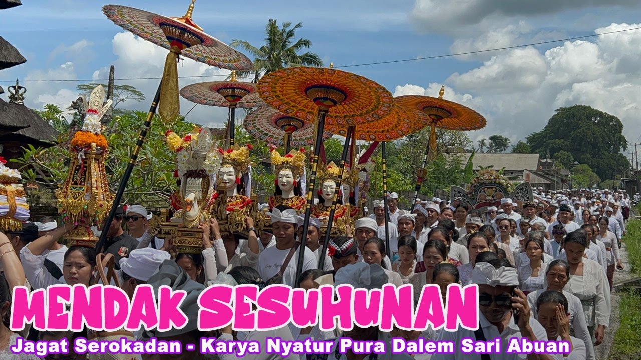 Di Terik Matahari Krama Mengiringi Ida Bhatara Jagat Serokadan Menuju Pura Dalem Sari, Abuan