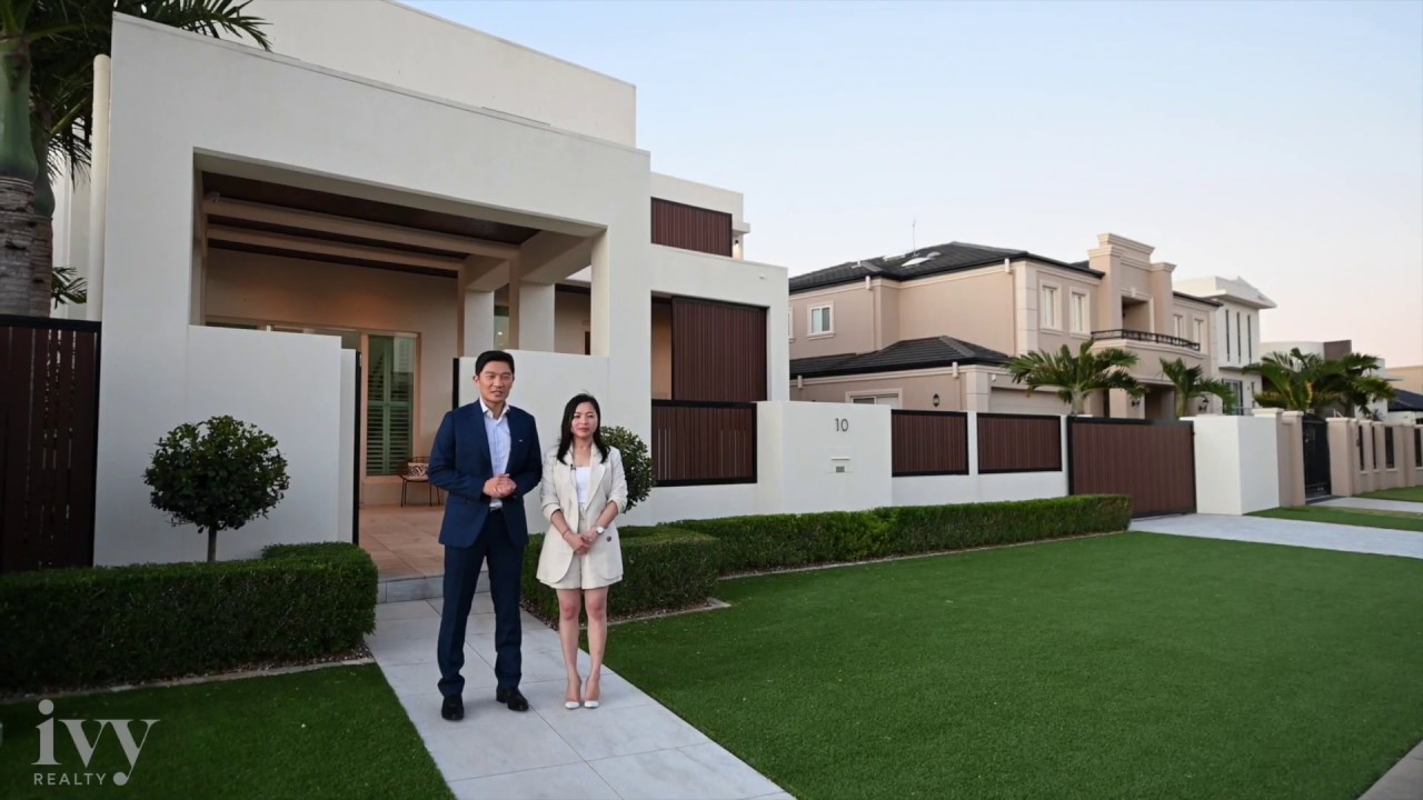 10 King Charles Drive, Sovereign Island QLD 4216