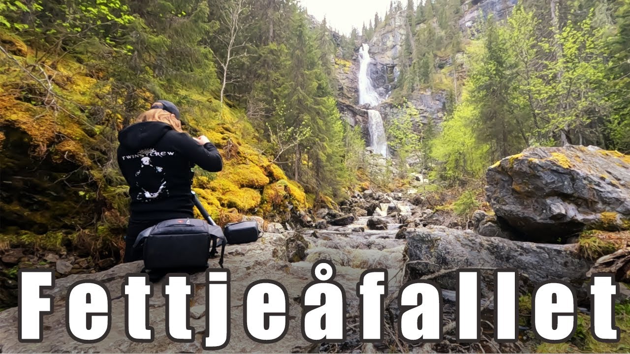 Fotar vattenfallet Fettjeåfallet i den Svenska fjällen