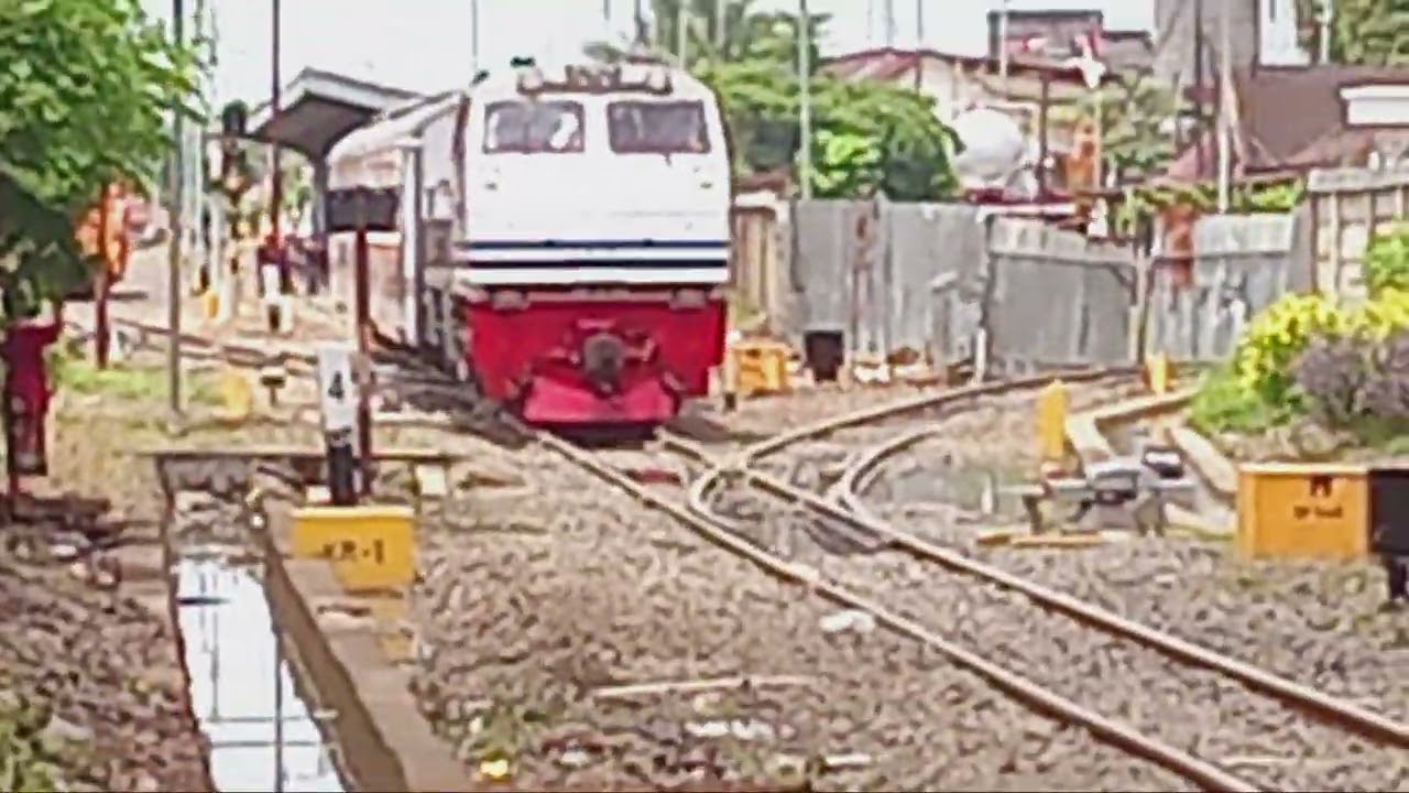 KA BUKIT SERELO LOKOMOTIF CC 204 RELASI LUBUK LINGGAU LEPAS STASIUN LAHAT #DIVRE3-+19:01