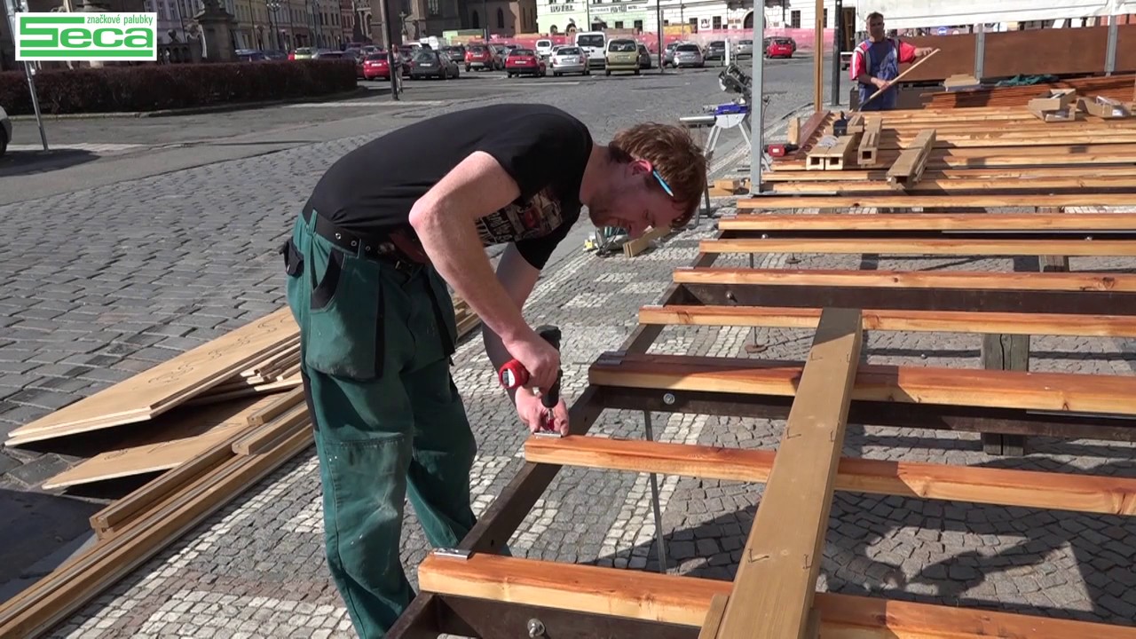Montáž dřevěné terasy SECA skrytým kotvením - Restaurace Mexita Hradec Králové