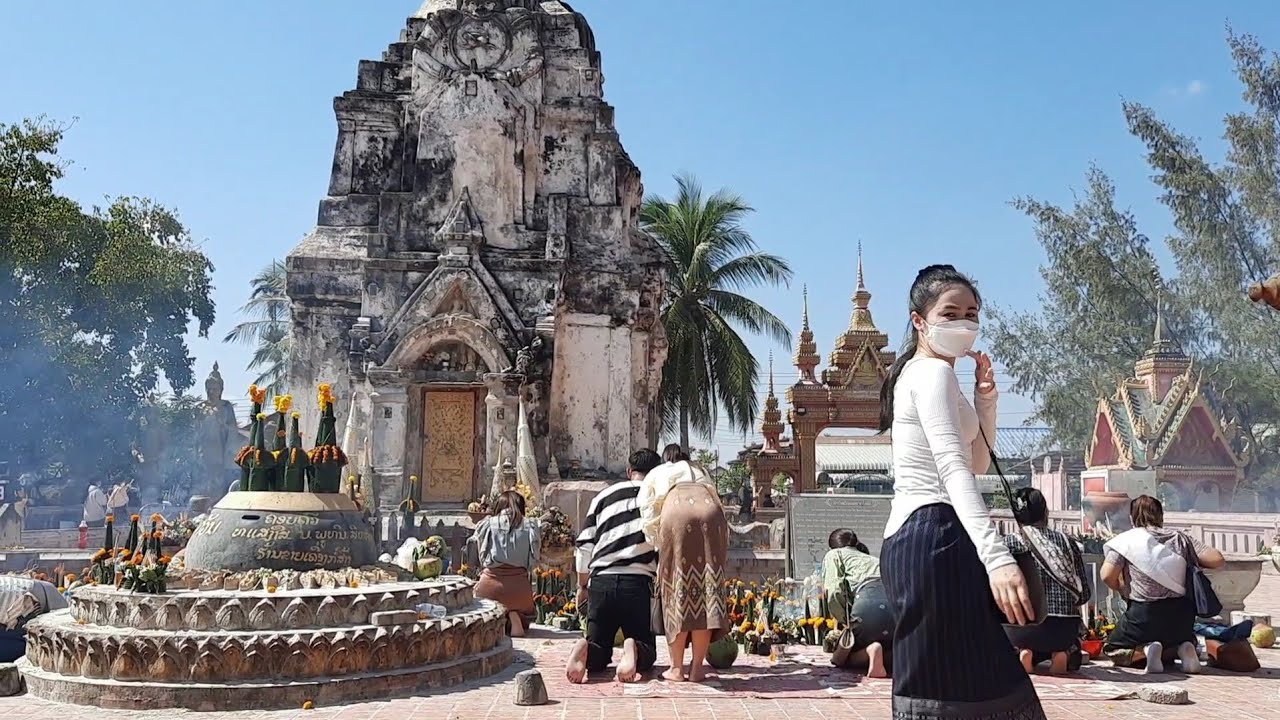 มาทำบุญด้วยกันค่ะพี่น้องมาใหว้พระธาตุโพนเมืองไชพูทองแขวงสะหวันนะเขตเกิดเหตุไม่คาดคิดเจอเจ้อ้นอีกแล้ว