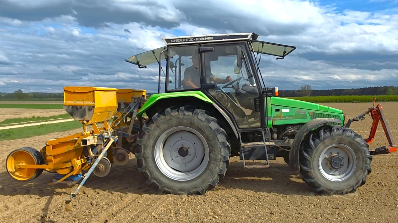 Deutz-Fahr AgroXtra 4.07 mit Kleine Sägerät beim Mais legen 2025