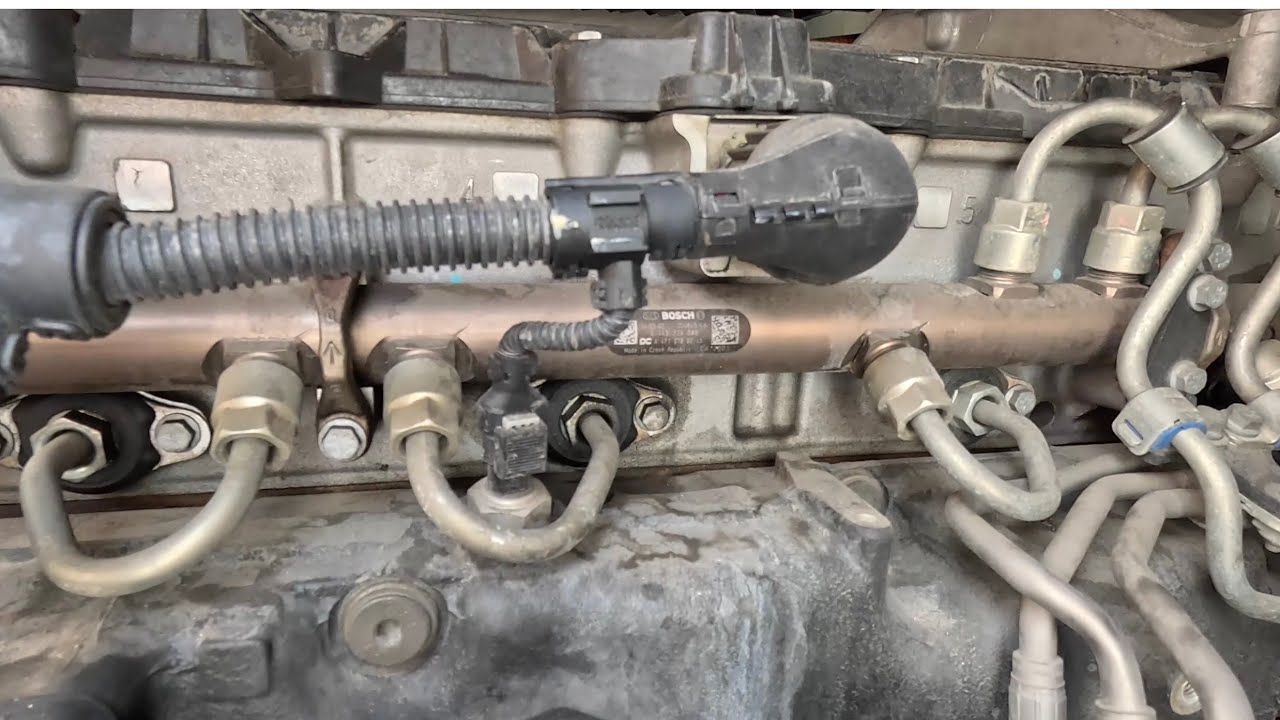 Common oil leak on a DD13 and DD15. Easy DIY job, you can can do this yourself.