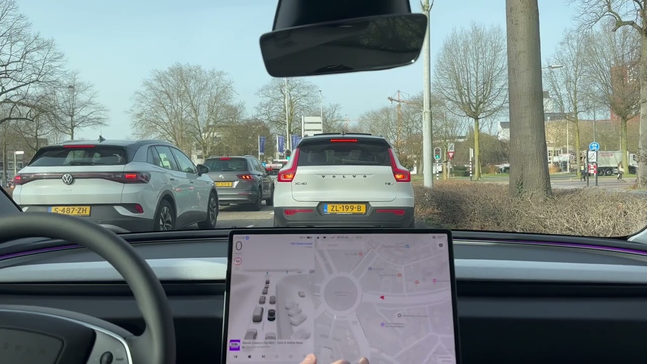 Tesla FSD vs Keizer Karelplein the worst roundabout in the Netherlands