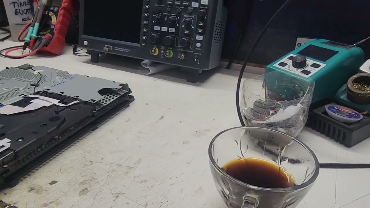 PS4 Slim Liga e não reconhece armazenamento interno falha na alimentação do HD.