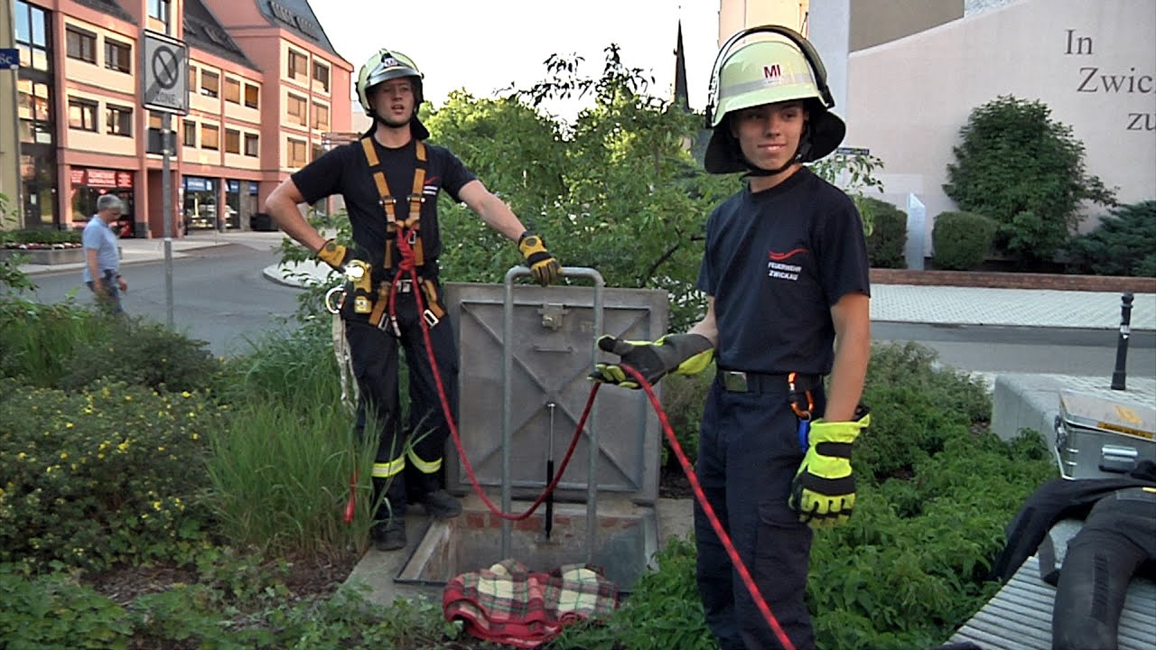 Feuerwehrausbildung an einem Versorgungskanal der ZEV