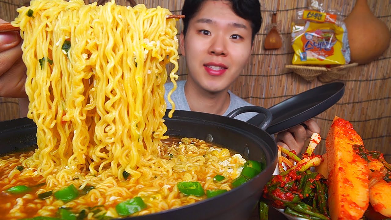 스낵면4봉 달걀5개 청양고추 팍팍 넣고 총각김치 파김치. 밥도 말아요~! SNACK RAMEN EGGS KIMCHI KOREAN FOOD ASMR MUKBANG.