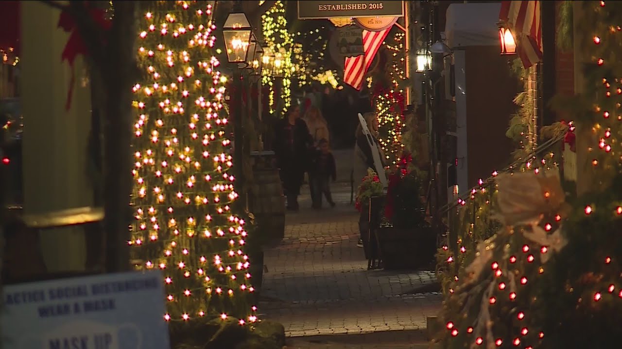Last shopping day before Christmas draws shoppers to Main Street in St. Charles