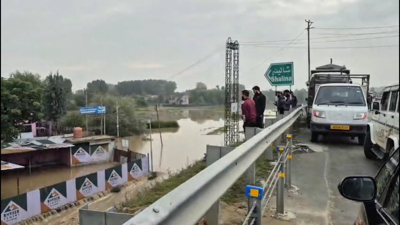 #WATCH | Jhelum embankment breached at Shalina; Srinagar admin urges evacuation from 7 areas
