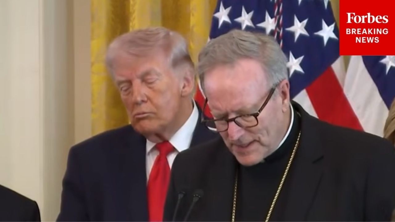 Трамп принял участие в молитве во время пасхального обеда в Белом доме.
