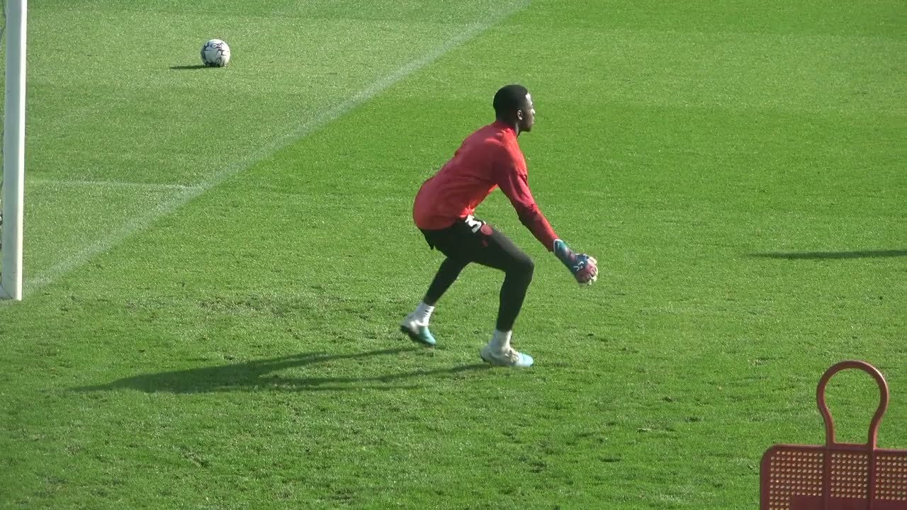 Barnsley F.C. | Goalkeeper Training | Shot Stopping & Cut Back Scenarios