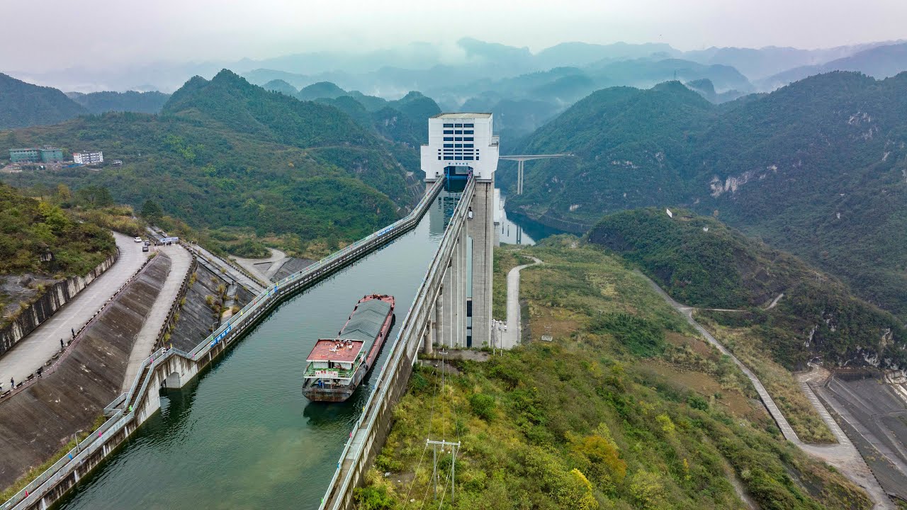Ships navigate waters in Guizhou via lift system