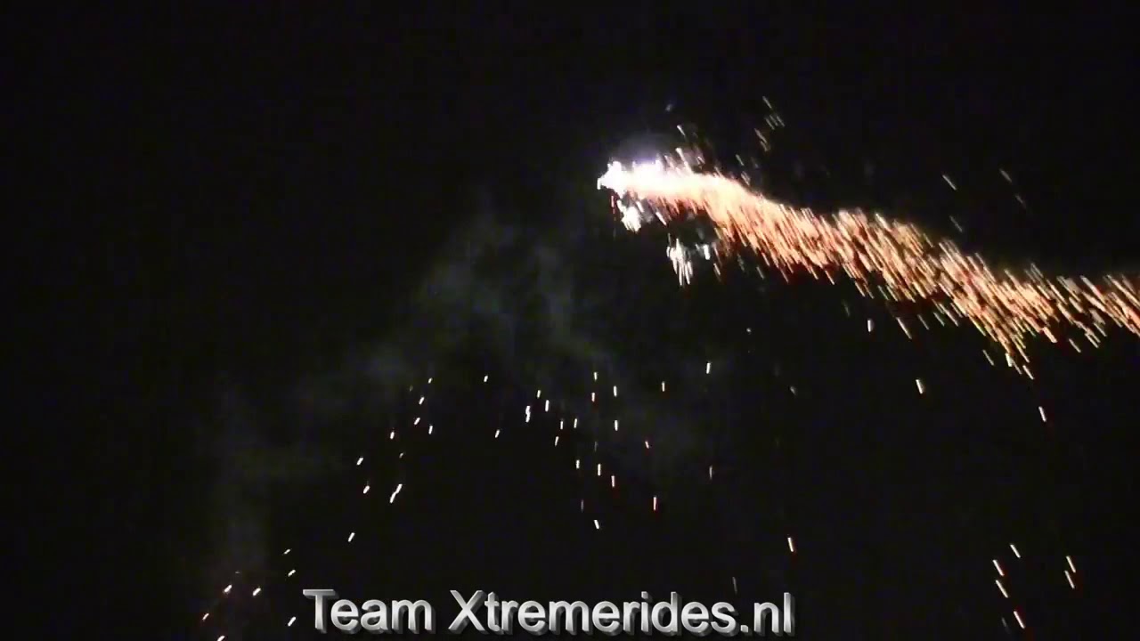 Vuurwerk afsteken op een homo ontmoetingsplaats