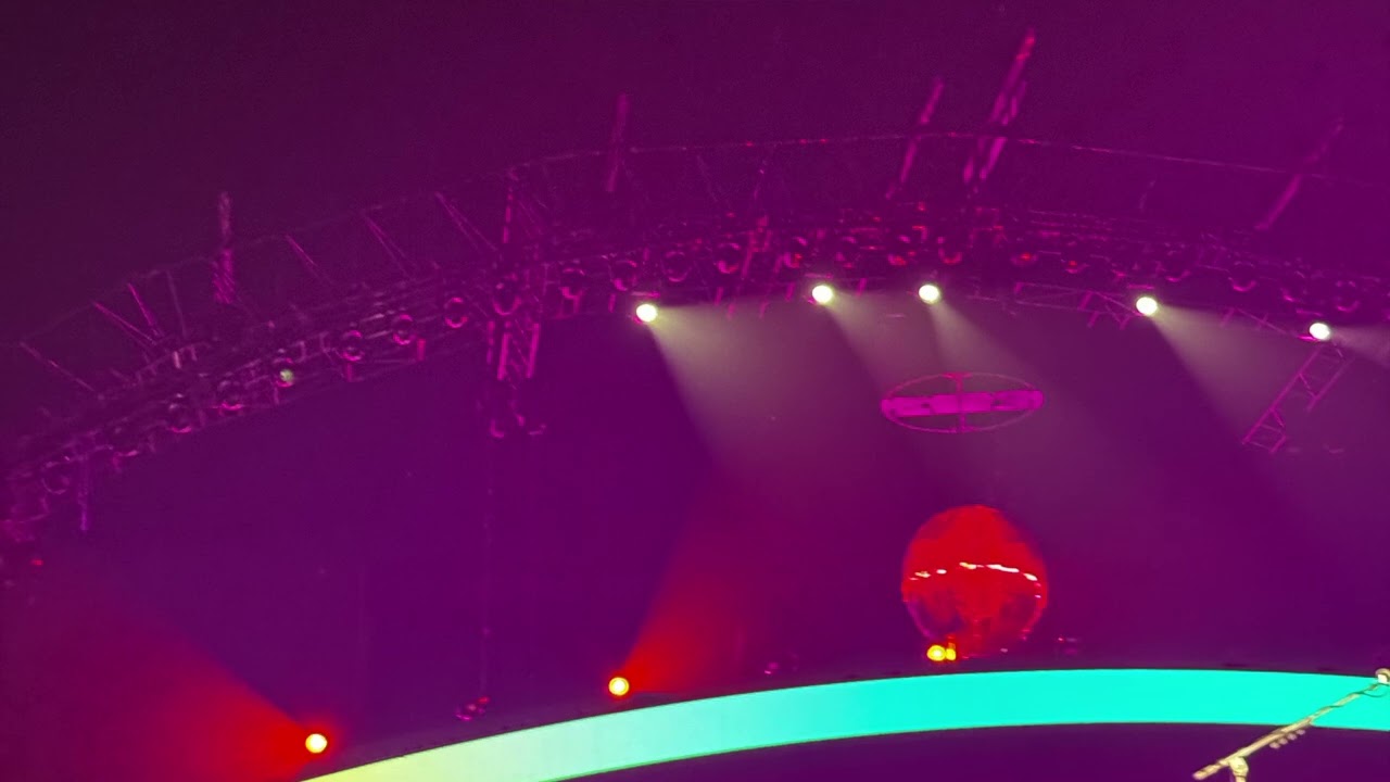 JUMP - BLACKPINK but it is playing in an empty concert