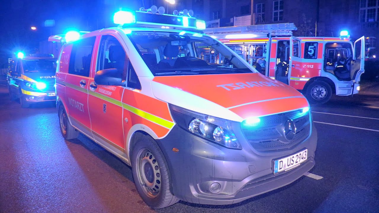 [LKW-FAHRER ERFOLGREICH REANIMIERT!] - Lastwagen krachte gegen Parkleittafel & Poller | D&uuml;sseldorf -