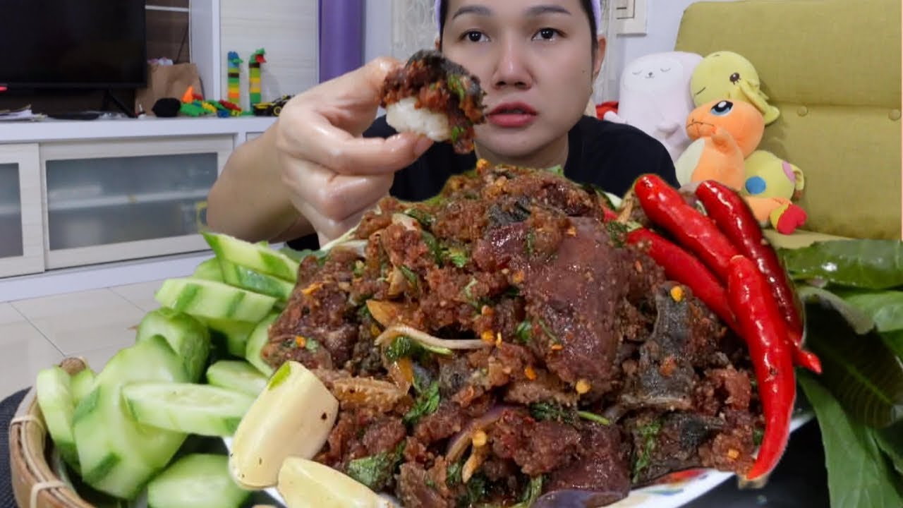 ก้อยขมคำตาสวด ตับสด สะไบนาง ข้าวเหนียวนึ่งหอมๆ ผักอะไรใครรู้บอกที