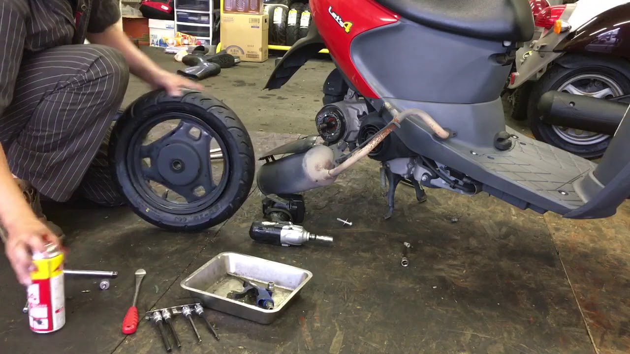 スズキ レッツ4  後輪タイヤ交換 1日1作業報告 ばいく屋だっく