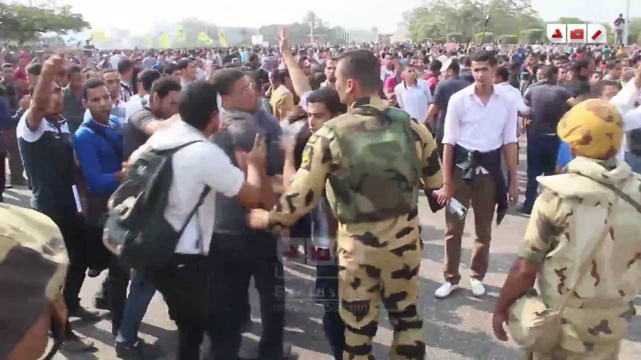 رصد | إنتفاضة الازهر | لحظة خروج الطلبة من بوابات الجامعة و استعدادات الجيش لفضهم