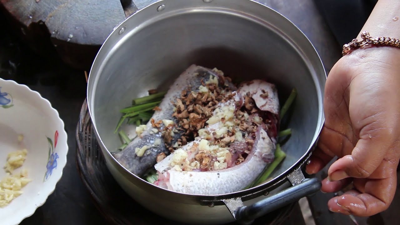 How to grill fish with Cabbage របៀបដុតត្រីរស់ជាមួយស្ពៃក្ដោប