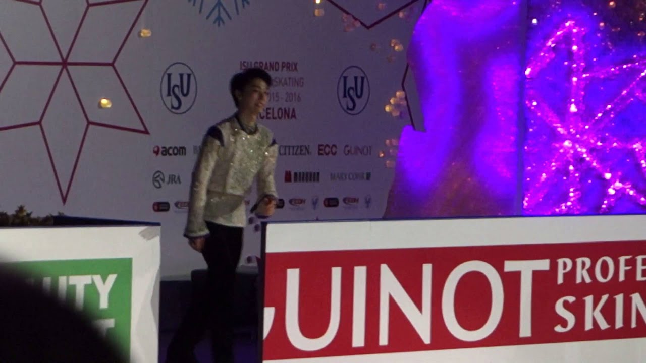 Jumping onto the podium! Yuzuru Hanyu at GPF2015