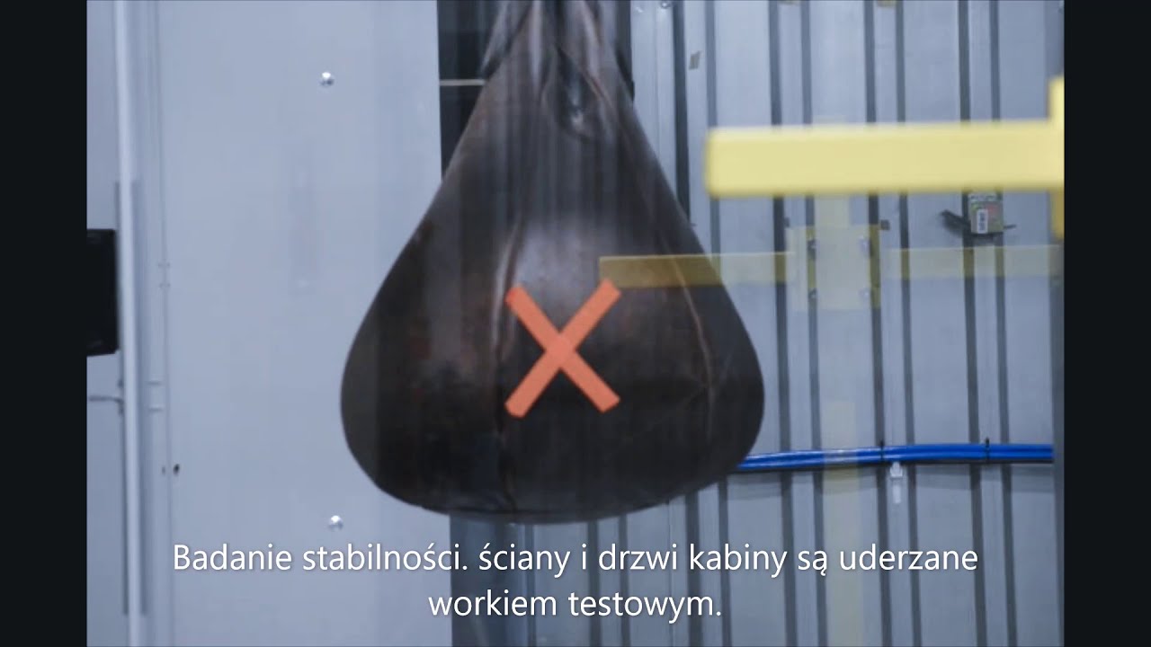 Rozbijamy szybę kabiny prysznicowej. Jak pęka prysznic? Tafla szkła vs worek bokserski.
