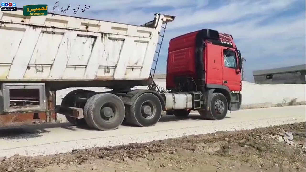 تعبيد طريق الواصل بين قريتي الحميرة و الطافلية.