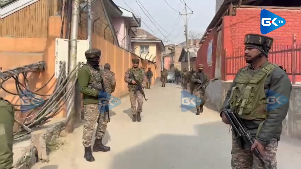 Srinagar Police conduct searches in Chota Bazar ahead of Republic Day