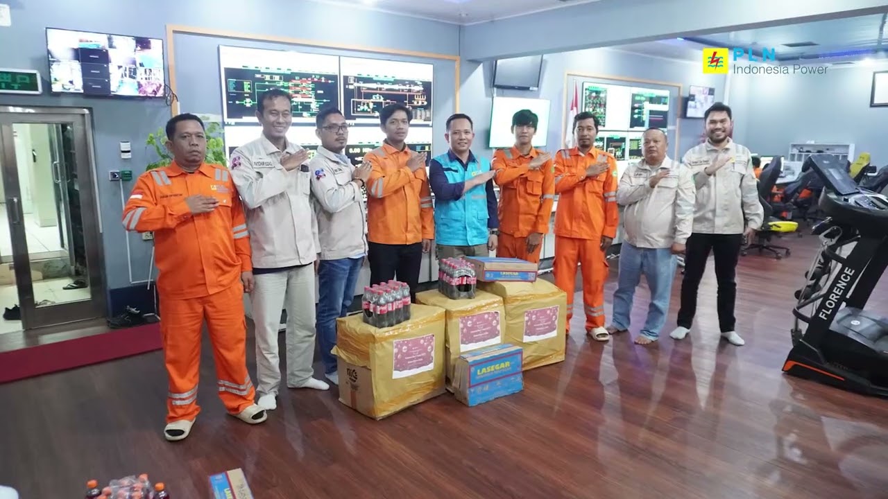 Manajemen PLN Indonesia Power UBP Labuhan Angin Serahkan Parsel Apresiasi untuk Tim Siaga Nataru