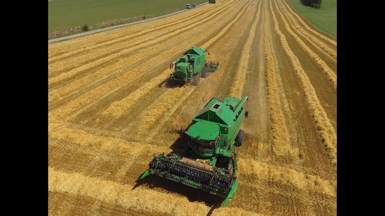 JOHN DEERE W540 & GERINGHOFF X2 à la moisson d'orge par la SARL JEANNINGROS