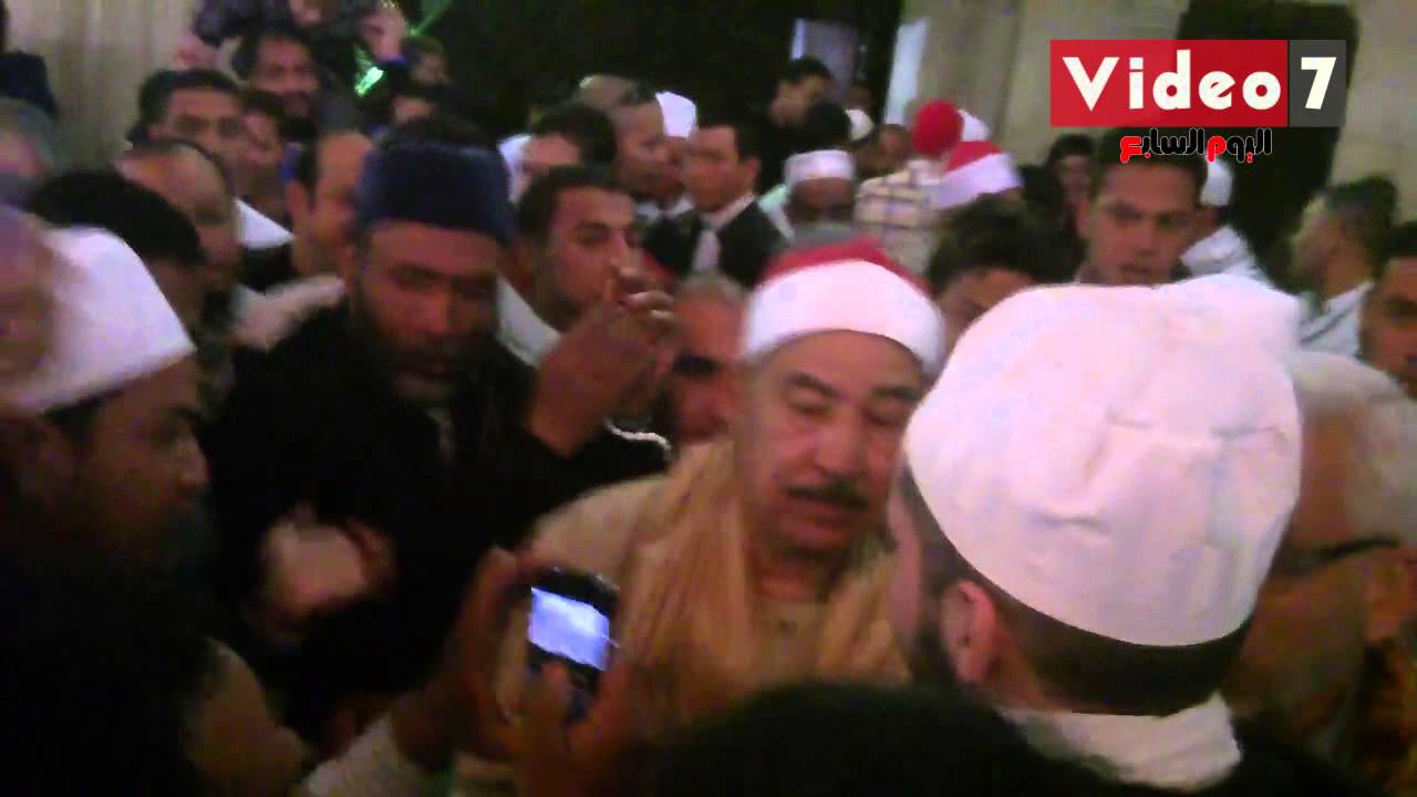 تزاحم المصلين على الطبلاوى بعد صلاة الجمعة بالأزهر