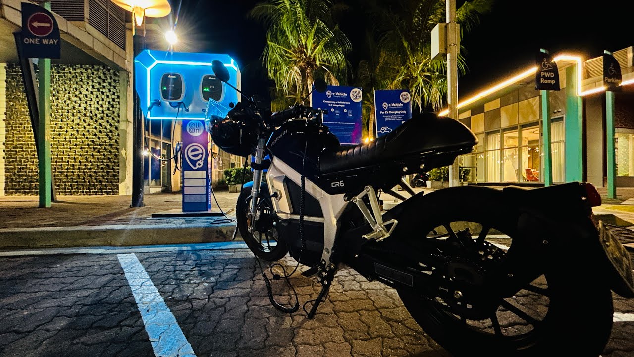 Horwin CR6 charging at SM MOA e-charging station