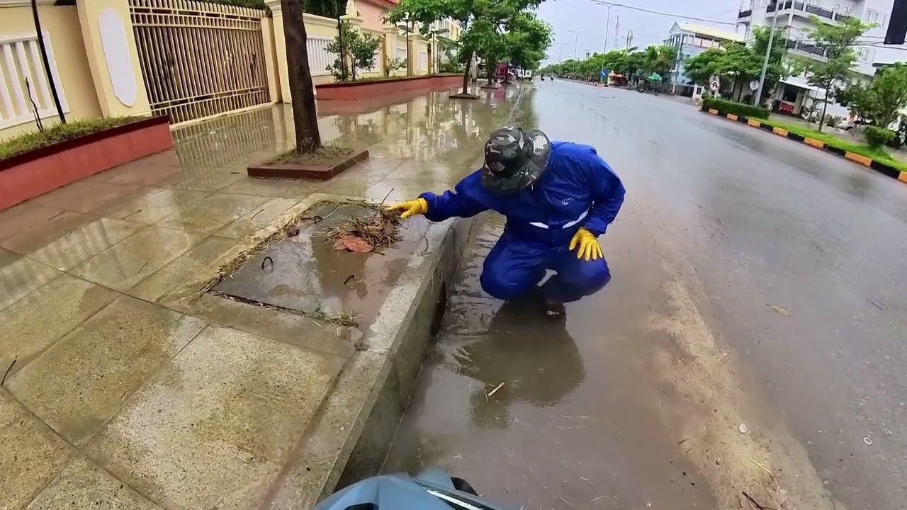 Drainage block! Road flooded after rain-Unclog culvert drain water rain