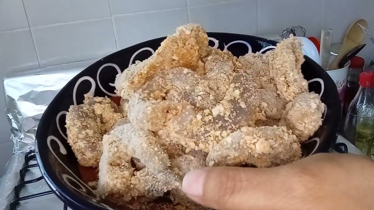 Preparando unos ricos camarones empanizados. Acompañado con una rica ensalada.