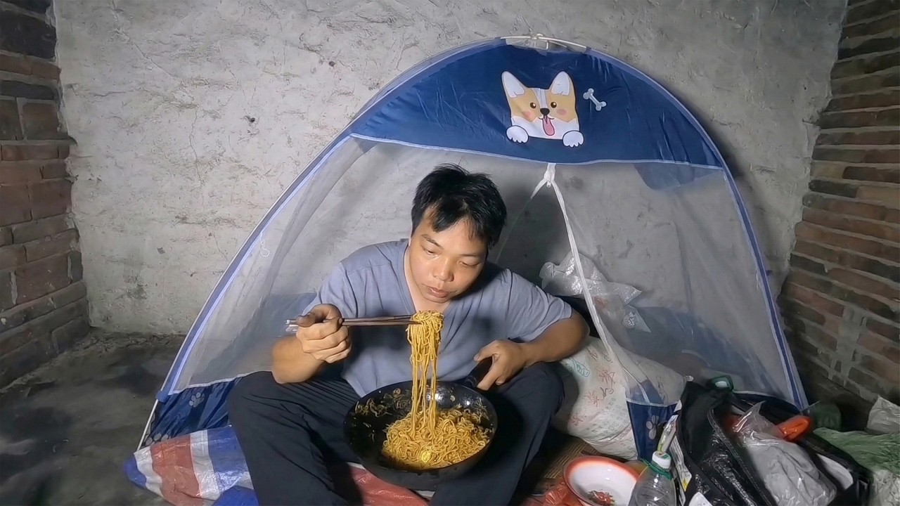 运气太好了！深山里竟能找到废弃房露营，深夜爆炒腊肠东莞米粉庆祝一下