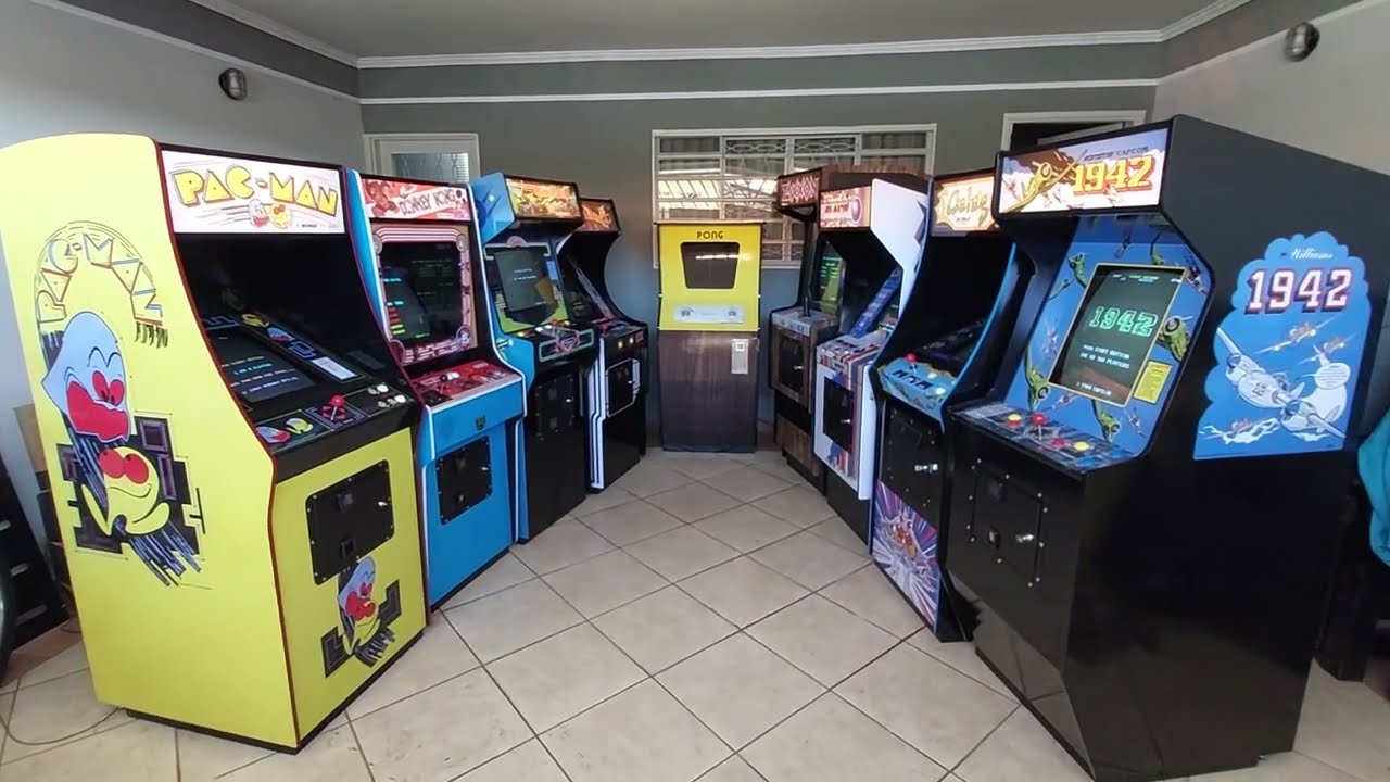 Pura nostalgia dos fliperamas dos anos 80, máquinas clássicas de época.