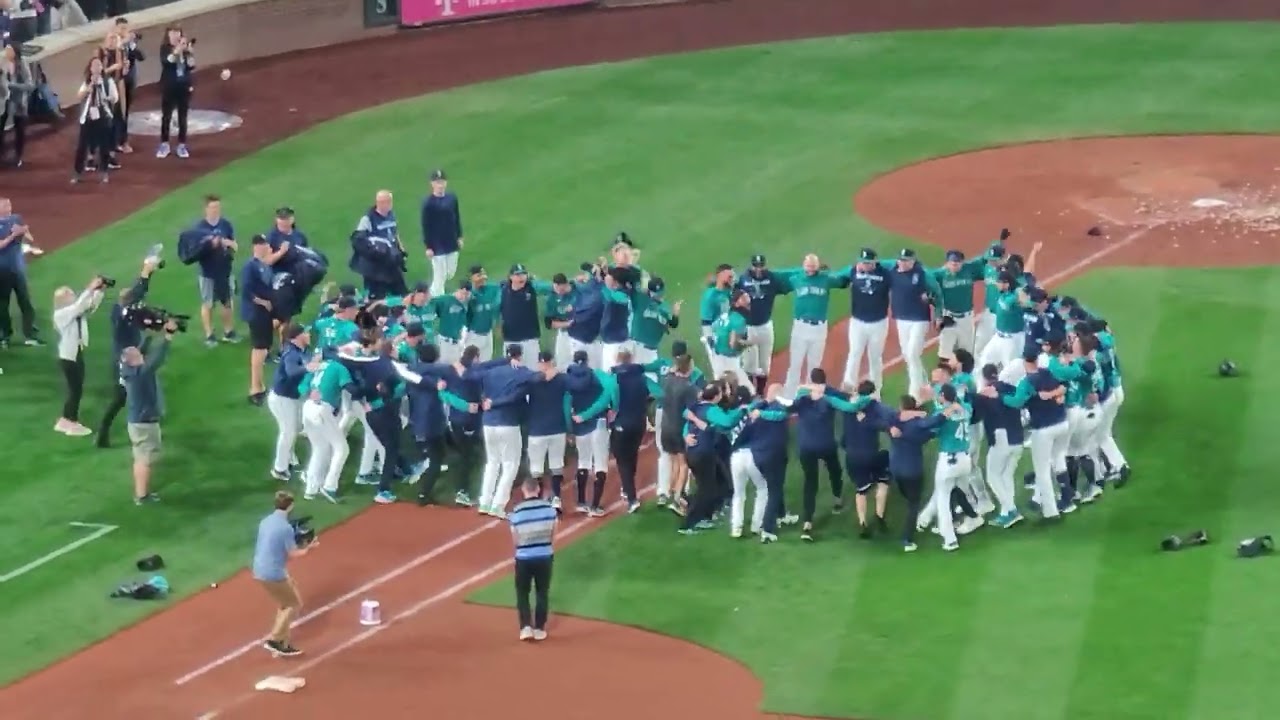 Cal Raleigh Ends Mariners Playoff Drought With A Walk Off Home Run FAN VIEW T-Mobile Park 9/30/2022