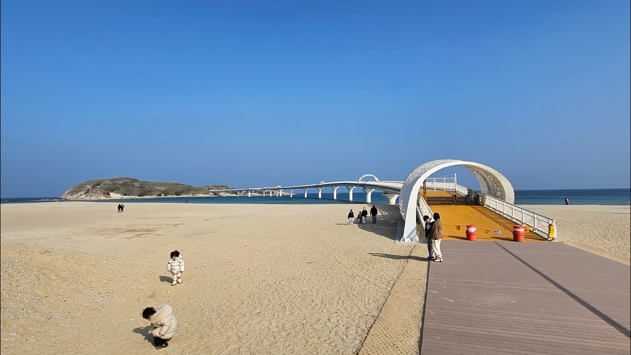 송지호 해변에서 죽도 연결 다리