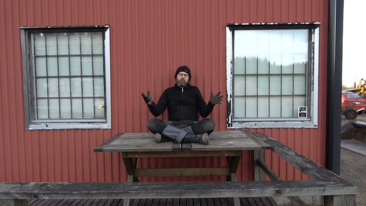Solel del 1. Funderingar kring  solenergi och hänger upp växelriktaren.