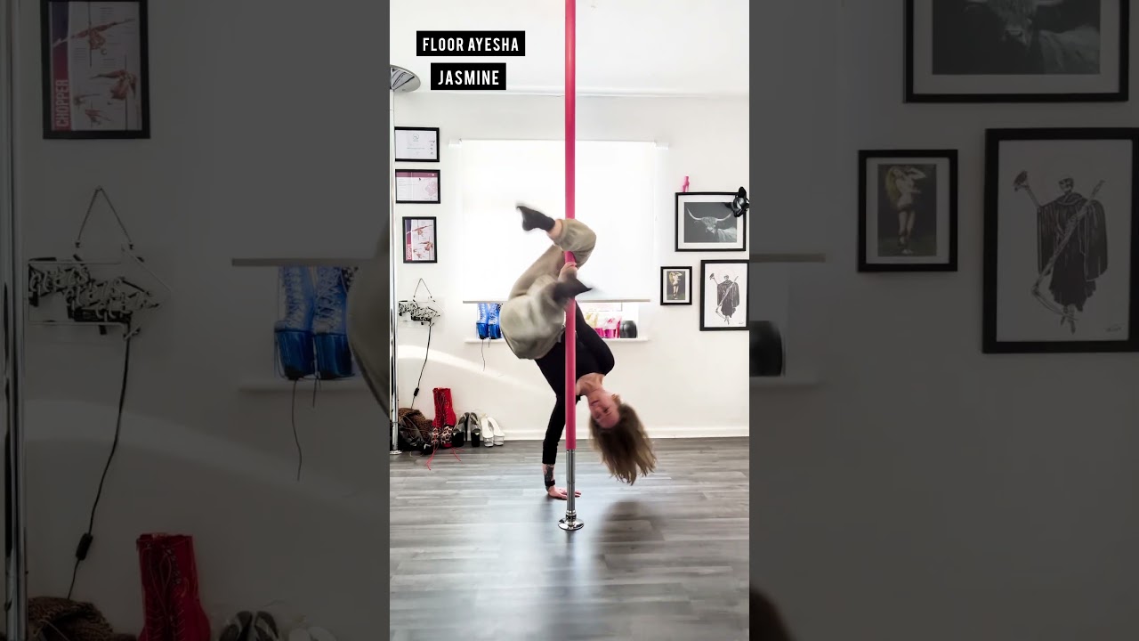 It's Handstand February 🤸🏻‍♀️ 