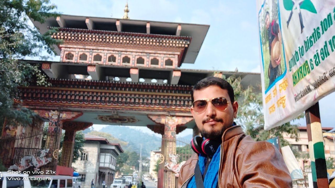 Getting into Bhutan through Bhutan Gate near Jaigaon (India) and Phuentsholing (Bhutan) #bhutan_gate