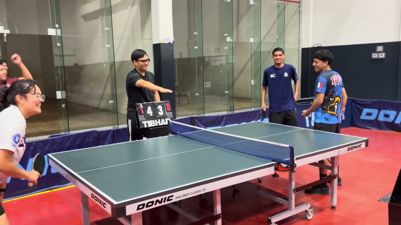 Juez de dobles en tenis de mesa 