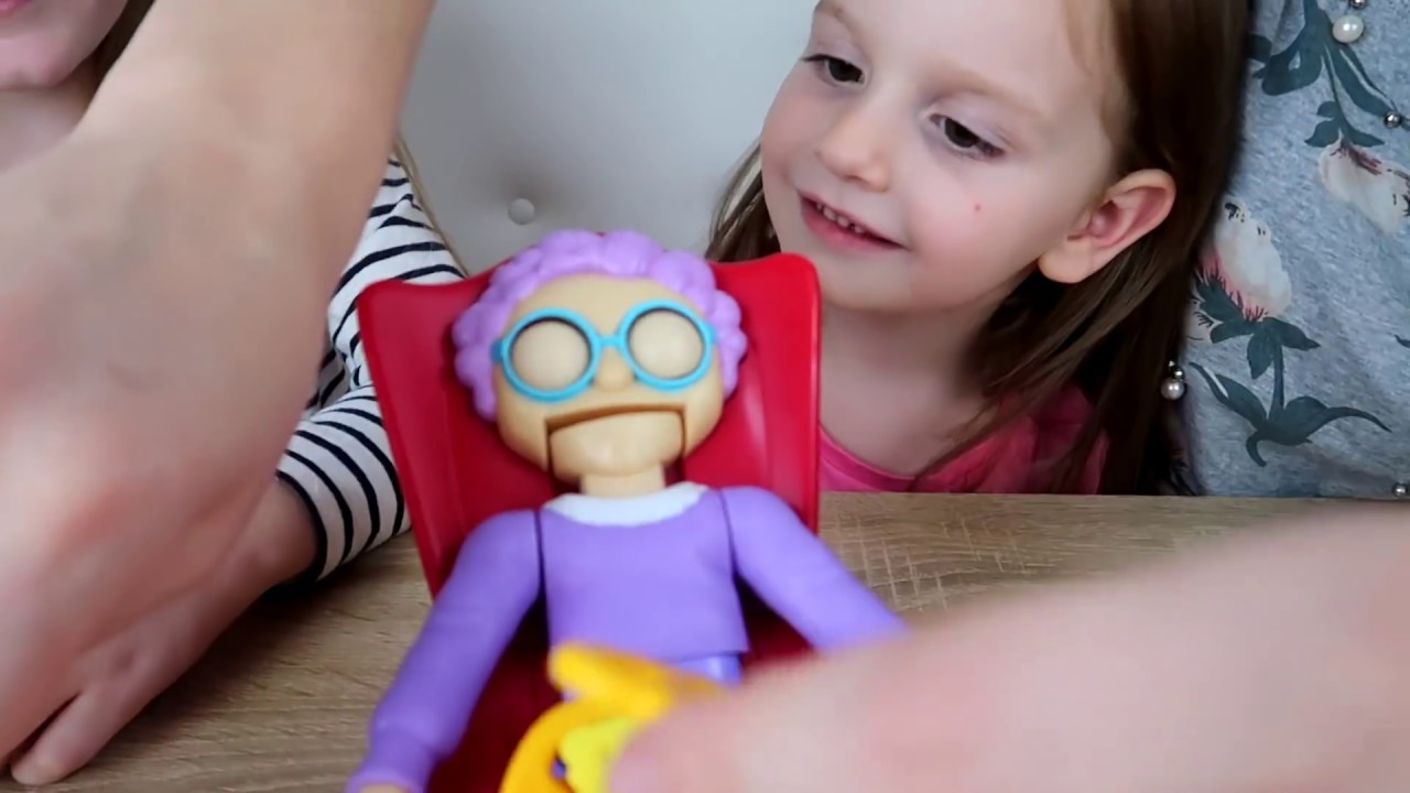 Au TREZIT-o pe Bunica! Prindem DINTII Bunicii! Nu Trezi Bunica