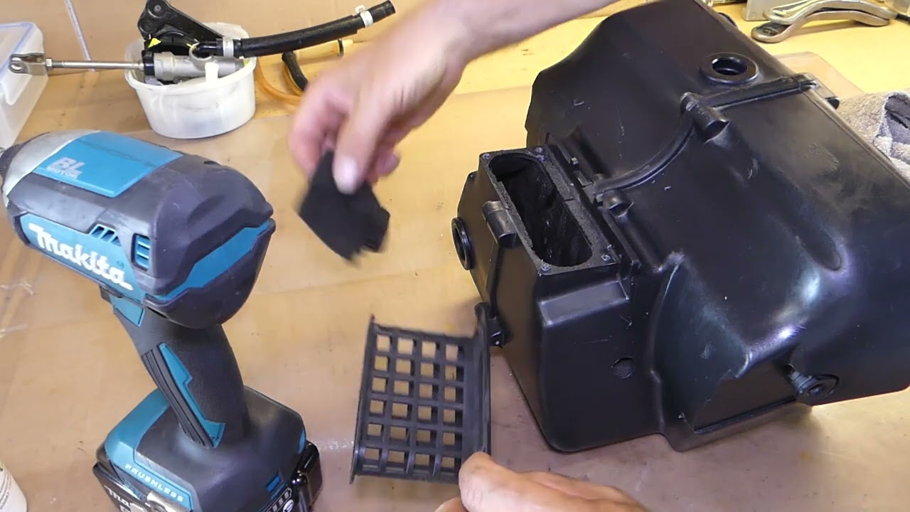 Kawasaki GPZ1100 -- Teil 18 -- Umschau an der Airbox und Vergaser Einbau